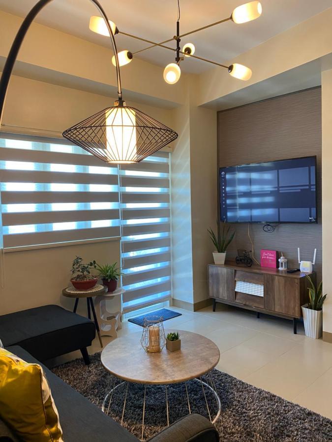 2 Bedroom Corner Executive Suite At Lafayette Park Square Megaworld Blvd Unit 5H Iloilo Exterior foto