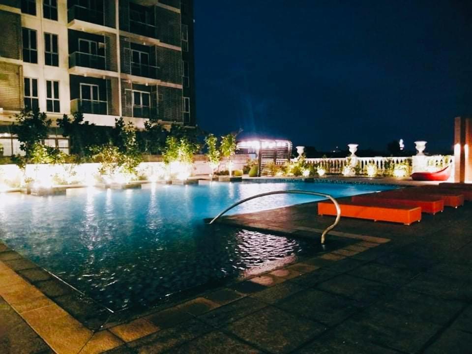 2 Bedroom Corner Executive Suite At Lafayette Park Square Megaworld Blvd Unit 5H Iloilo Exterior foto
